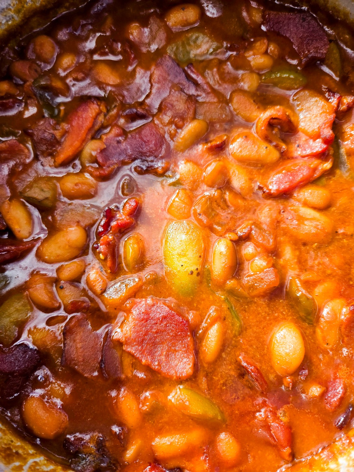 Classic baked beans are smoky-sweet with Great Northern beans, crispy bacon, molasses, green bell peppers, and a rich blend of savory flavors.